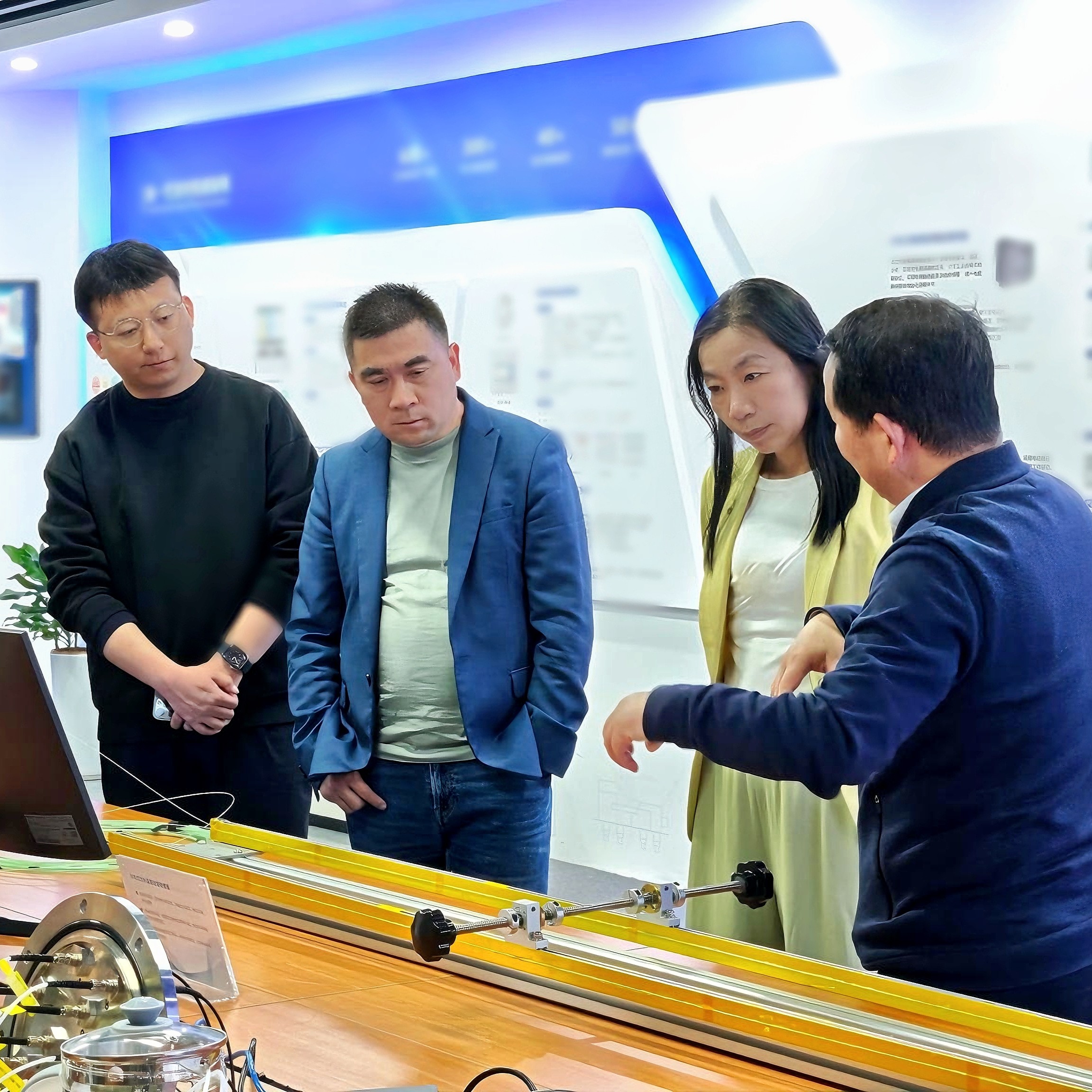 新華社上海、江蘇、安徽等地記者團赴光格科技調研人工智能發(fā)展現狀與未來(lái)趨勢